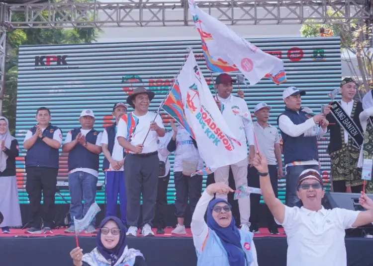 Pj Gubernur Banten Al Muktabar, bersama Direktur Sosialisasi dan Kampanye antikorupsi KPK RI Amir Arif menutup dan melepas rangkaian kegiatan roadshow bus KPK 2024 di Provinsi Banten, Minggu (8/9/2024). (LUTHFI/SATELITNEWS.COM)