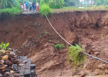 Jalan Desa Cilabanbulan, Kecamatan Menes, Kabupaten Pandeglang, yang longsor beberapa bulan lalu, hingga kini belum diperbaiki. (ISTIMEWA)