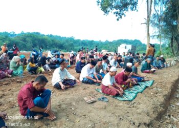 Warga berziarah di pemakaman, berharap tanah tersebut dikembalikan karena telah diperjualbelikan. (SIDIK/SATELITNEWS.COM)