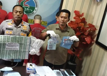 Kapolres Pandeglang Ajun Komisaris Besar Polisi (AKBP) Oki Bagus Setiaji (kiri), menunjukkan barang bukti kejahatan pengedar sabu dan obat terlarang, Selasa (10/9/2024). (ADIB FAHRIE/SATELITNEWS.COM)