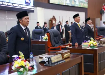 Pj Gubernur Banten Al Muktabar, hadiri rapat paripurna DPRD Provinsi Banten, Kamis (12/9/2024). (LUTHFI/SATELITNEWS.COM)