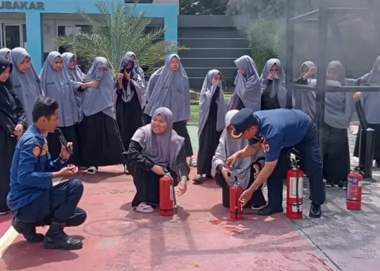 Ratusan santri diajarkan cara memadamkan api oleh petugas BPBDPK Pandeglang. (ISTIMEWA)