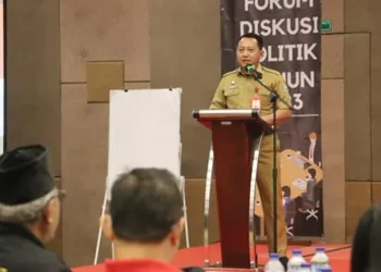 Situasi di Hotel Yasmin, Kelurahan Binong, Kecamatan Curug, Sabtu (14/9/2024). Terlihat, Kepala Badan Kesatuan Bangsa dan Politik (Kesbangpol) Kabupaten Tangerang, Rudi Lesmana, sedang memberikan pemaparan nilai-nilai pancasila dihadapan para audiens. (ALPIAN/SATELITNEWS.COM)