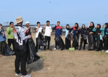 Sejumlah pelajar, membersihkan sampah di pantai Ceringin, Kecamatan Labuan, Kabupaten Pandeglang. (ISTIMEWA)