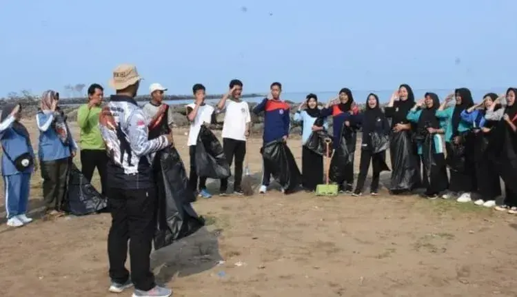 Sejumlah pelajar, membersihkan sampah di pantai Ceringin, Kecamatan Labuan, Kabupaten Pandeglang. (ISTIMEWA)