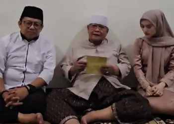 BERI DUKUNGAN: Pengasuh Ponpes Hidayatul Ikhwan KH Encep Arsyuddin didampingi bakal calon Wakil Bupati Tangerang Irvansyah, saat menyampaikan dukungan dan mengajak para alumni pesantren untuk menangkan Mad Romli-Irvansyah. (ISTIMEWA)