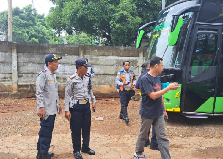 Petugas Dishub Kabupaten Serang, tengah melakukan pemeriksaan kendaraan angkutan. (SIDIK/SATELITNEWS.COM)