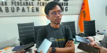 Komisioner Bawaslu Kabupaten Serang, Ari Setiawan, memberikan pernyataan kepada wartawan, Rabu (18/9/2024). (SIDIK/SATELITNEWS.COM)