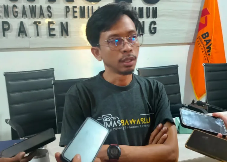 Komisioner Bawaslu Kabupaten Serang, Ari Setiawan, memberikan pernyataan kepada wartawan, Rabu (18/9/2024). (SIDIK/SATELITNEWS.COM)