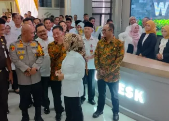 Bupati Serang Ratu Tatu Chasanah, berbincang dengan para pejabat Forkopimda, usai melakukan soft launching MPP, Rabu (18/9/2024). (SIDIK/SATELITNEWS.COM)