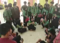 Para pelajar tengah mengikuti permainan card game Alfamart di SMK Bismillah, Kecamatan Padarincang, Kabupaten Serang. (ISTIMEWA)