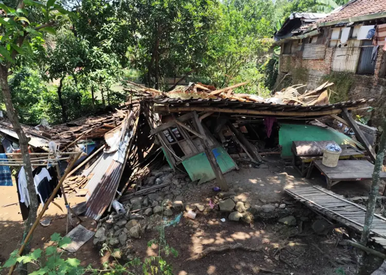 Bruk !! Rumah Reyot Milik Warga Cimanuk ini Tiba-tiba Roboh