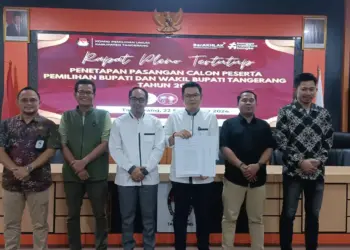 Komisioner KPU Kabupaten Tangerang memperlihatkan berkas penetapan bakal calon menjadi calon, setelah rapat pleno tertutup di Aula KPU Kabupaten Tangerang, Minggu (22/9). (ISTIMEWA)