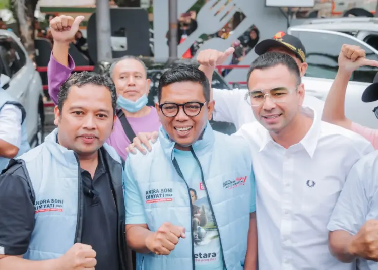 Arief R Wismansyah, berfoto bersama Andra Soni dan Raffi Ahmad, usai deklarasi Relawan Gerakan Banten Adil Merata (GBAM), Minggu (22/9/2024). (ISTIMEWA)