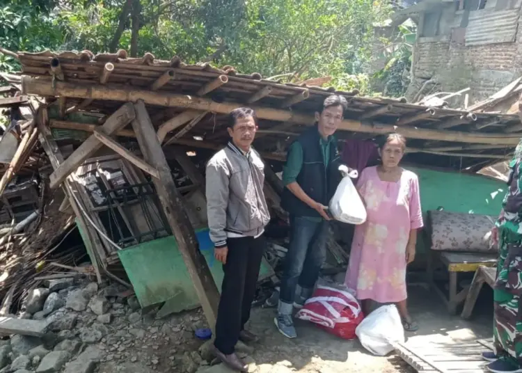 Mumun, warga Kecamatan Cimanuk, Kabupaten Pandeglang, yang rumahnya ambruk, berharap mendapat bantuan perbaikan rumah. (ISTIMEWA)