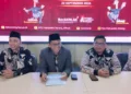 Komisioner KPU Kabupaten Serang, menggelar konferensi pers penetapan pasangan calon kepala daerah dan calon wakil kepala daerah. (SIDIK/SATELITNEWS.COM)