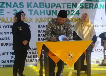 Ketua Baznas Kabupaten Serang, Badrudin, melakukan penandatanganan kerjasama penarikan ZIS. (ISTIMEWA)