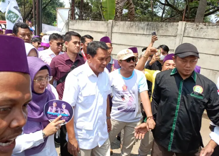 Calon Bupati dan Wakil Bupati Tangerang Maesyal Rasyid-Intan Nurul Hikmah saat berjalan dengan para pendukung disela-sela kegiatan sosialisasi beberapa waktu lalu. (ISTIMEWA)