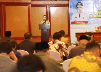 Pj Gubernur Banten Al Muktabar, sampaikan materi di acara orientasi anggota DPRD Kabupaten Tangerang dan Pandeglang, Selasa (24/9/2024). (ISTIMEWA)