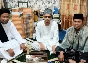 Sekretaris Umum Yayasan Pendidikan Islam Ar Raudloh Baros, Kyai Abdul Hay Nasuki (Kanan) yang didaulat sebagai Ketua JPM AA Kabupaten Serang. (SIDIK/SATELITNEWS.COM)