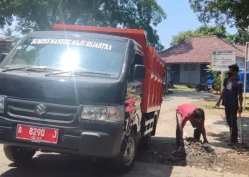 Petugas pengangkutan sampah di Kecamatan Menes, sedang mengumpulkan sampah di kawasan Alun - alun Menes. (ISTIMEWA)