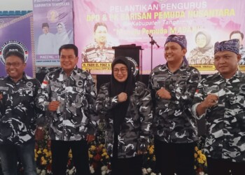 Calon Bupati dan Wakil Bupati Nomor Urut 02, Maesyal Rasyid dan Intan Nurul Hikmah terlihat sedang bercengkrama mengenakan seragam Bapera di Indoor Stadium, Kecamatan Kelapa Dua, Sabtu (28/9). (ALFIAN/SATELITNEWS)