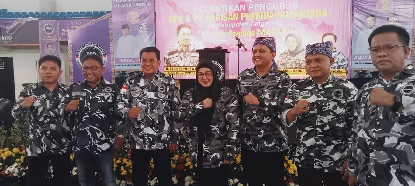 Calon Bupati dan Wakil Bupati Nomor Urut 02, Maesyal Rasyid dan Intan Nurul Hikmah terlihat sedang bercengkrama mengenakan seragam Bapera di Indoor Stadium, Kecamatan Kelapa Dua, Sabtu (28/9). (ALFIAN/SATELITNEWS)