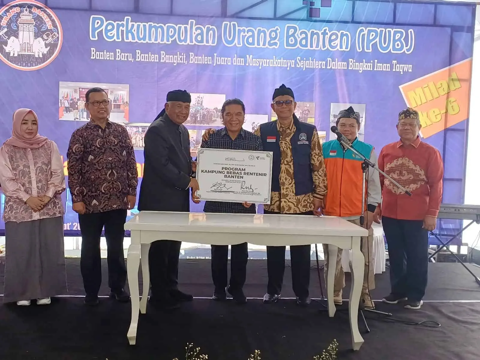 Pj Gubernur Banten Al Muktabar, menyaksikan penyerahan simbolis bantuan program kampung bebas rentenir, dari pendiri Yayasan Dompet Dhuafa Parni Hadi (kanan), kepada Ketua Umum PUB Taufiqurahman Ruqi (kiri). (LUTHFI/SATELITNEWS.COM)