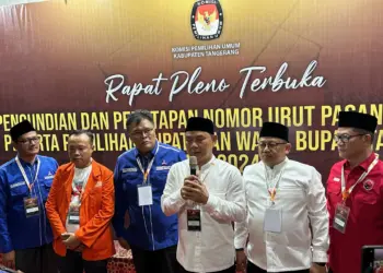 MEMBERIKAN KETERANGAN: Calon Bupati Tangerang Mad Romli didampingi Cawabup Irvansyah (sebelah kanan) dan Ketua DPC Demokrat Cak Nawa (sebelah kiri) berserta perwakilan partai pengusung lainnya, usai penetapan nomor urut di KPU Kabupaten Tangerang. (DOK/SATELITNEWS)