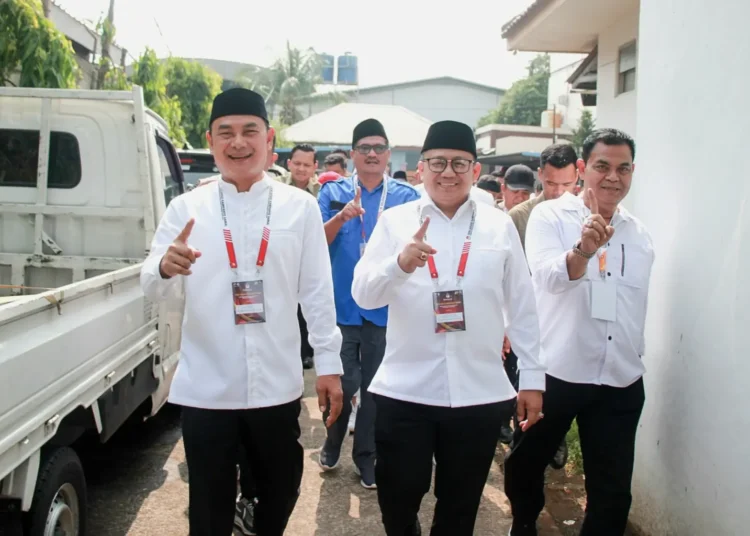 calon bupati dan wakil bupati Tangerang nomor urut 1 Mad Romli-Irvansyah didampingi perwakilan partauli pengusung dan tim pemenangan. (ISTIMEWA)