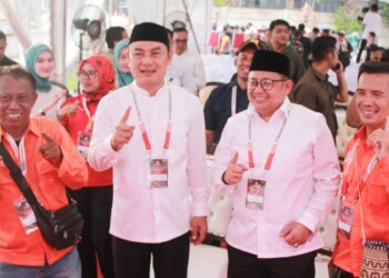 Pasangan calon Bupati dan Wakil Bupati Tangerang nomor urut 1 Mad Romli-Irvansyah Asmat saat bersama partai pendukung. (ISTIMEWA)