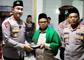 Kapolda Banten Irjen Suyudi Ario Seto (kiri), didampingi Kapolres Pandeglang AKBP Oki Bagus Setiaji (kanan), memberikan kadeudeuh kepada masyarakat. (ISTIMEWA)