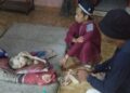 Dudu (8), warga Pandeglang terlihat berbaring di depan ayahnya. Ia sudah menderita gizi buruk, sejak 8 tahun lalu. (ISTIMEWA)