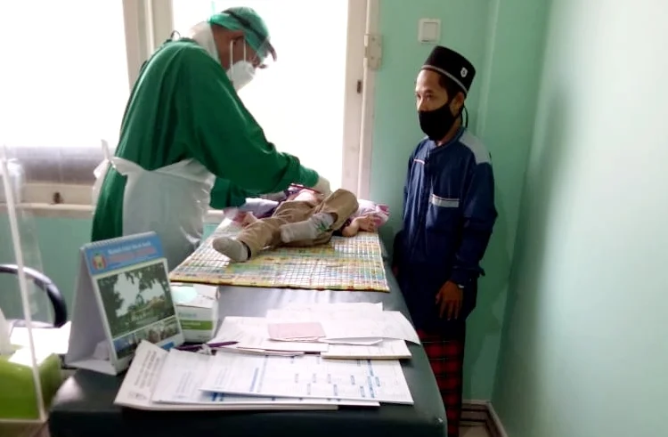 Dudu, saat ditangani dokter RSUD Berkah Pandeglang, didampingi ayahnya. (ISTIMEWA)