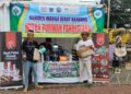 Pelaku UMKM menunjukkan produk unggulannya, di acara Festival Bazar UMKM 2024, Jumat (13/9/2024). (MARDIANA/SATELITNEWS.COM)