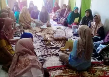 Emak - emak di Kecamatan Mandalawangi, Kabupaten Pandeglang, mendengarkan sosialisasi program unggulan Andra - Dimyati, terkait sekolah gratis, Rabu (18/9/2024). (ISTIMEWA)