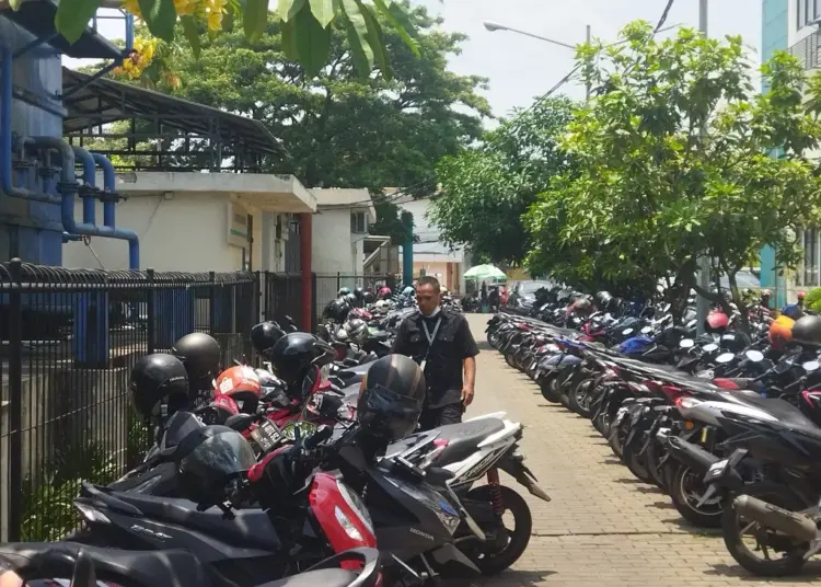 Sepeda Motor Perawat RSU Tangsel Dicuri, Aksi Pelaku Terekam CCTV