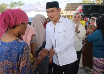 Bakal calon bupati Tangerang Mad Romli menjabat tangan masyarakat saat melakukan sosialisasi. (ISTIMEWA)