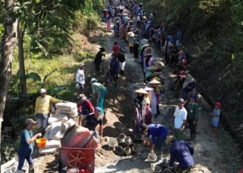 Hallo Pemda..,Emak-emak di Lebak Turun Tangan Benahi Jalan Secara Swadaya