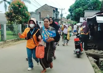 Ratusan masyarakat Kecamatan Carita, Kabupaten Pandeglang, mengikuti simulasi kesiapsiagaan mitigasi bencana, Kamis (5/9/2024). (ISTIMEWA)