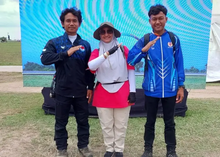 Moch. Muklis (kiri), Lina Mardiana (tengah) dan Egi Juliano Darmawan (paling kanan) di ajang PON XXII Aceh-Sumut. Egi meraih medali emas bersama Joko Susanto. (ISTIMEWA)