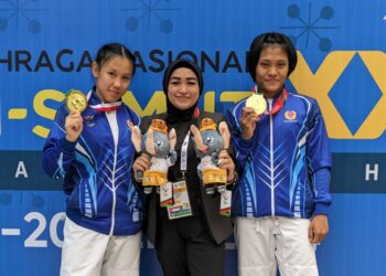 Syerina (kiri), Haerviner dan Dini (kanan) seusai pertandingan final cabang olahraga judo PON XXI Aceh-Sumut. (ISTIMEWA)