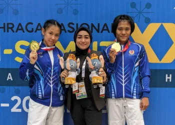 Syerina (kiri), Haerviner dan Dini (kanan) seusai pertandingan final cabang olahraga judo PON XXI Aceh-Sumut. (ISTIMEWA)