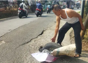 Warga Pondok Aren Keluhkan Proyek Drainase Sisakan Lubang Besar