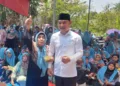 MERAKYAT: Bakal Calon Bupati Tangerang, Mad Romli bersama warga dalam kunjungannya ke berbagai wilayah di Kabupaten Tangerang. (ISTIMEWA)