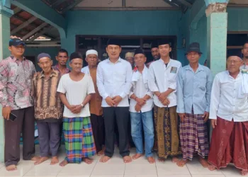 SILATURAHMI: Bakal calon Bupati Tangerang Mad Romli saat bersilaturahmi dengan para tokoh masyarakat dan sesepuh kampung di wilayah Kabupaten Tangerang. (ISTIMEWA)