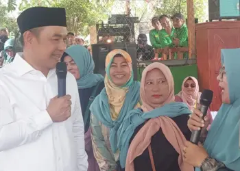 Mad Romli saat silaturahmi dan berbincang dengan warga beberapa hari sebelum pasangan Mad Romli-Irvansyah Asmat ditetapkan sebagai calon Bupati dan Wakil Bupati Tangerang oleh KPU Kabupaten Tangerang. (ISTIMEWA)