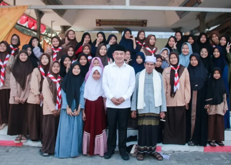 PROGRAM PASANTRI: Calon Bupati Tangerang Mad Romli saat melakukan kunjungan ke salah satu pondok pesantren di Kabupaten Tangerang, beberapa waktu lalu. (ISTIMEWA)