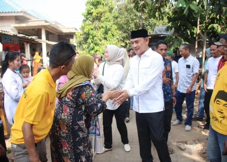 PROGRAM TERPADU: Calon Bupati Tangerang nomor urut 1, H. Mad Romli menyapa warga dalam kunjungannya di wilayah Kabupaten Tangerang. (ISTIMEWA)