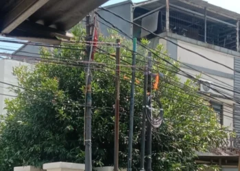 Waduh..Kabel Melintang di Depan RS Karang Tengah Medika Terbakar